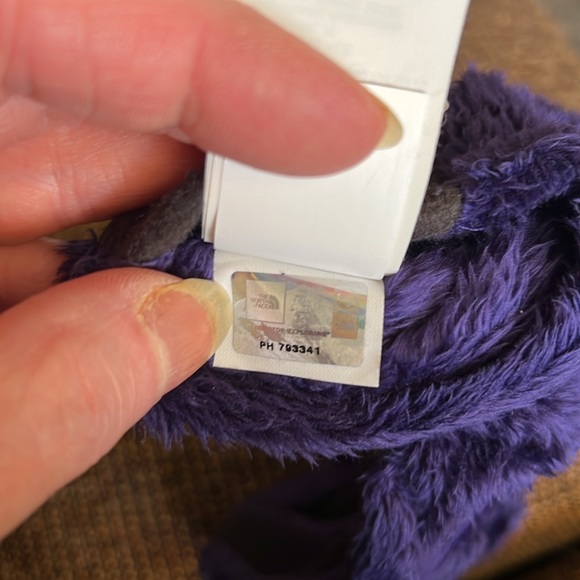 North Face Denali Gloves, size women’s small purple fuzzy with touch tech - Picture 11 of 11